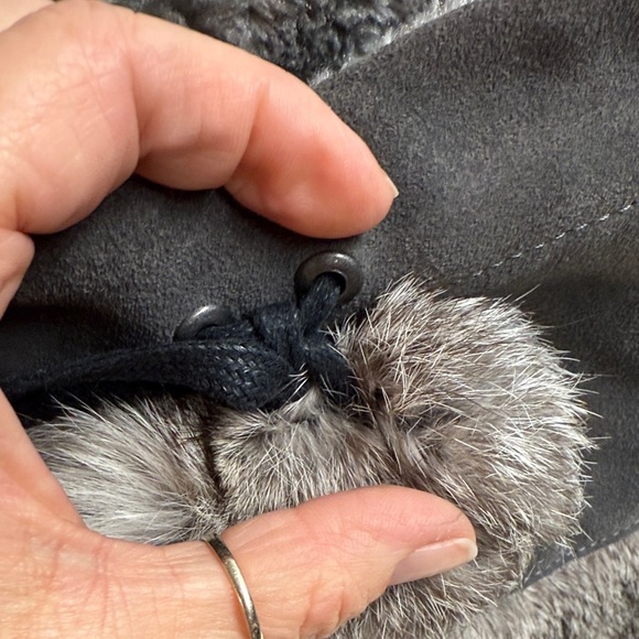 Manitobah Mukluks Gray and Fur Winter Boots - Picture 11 of 12